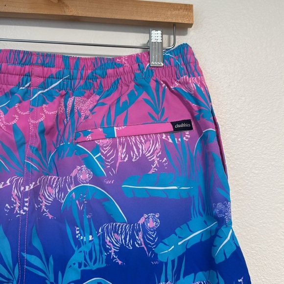 Chubbies The Hydrofoils Classic Swim Trunks in Pink/Blue Jungle 7” Inseam - Picture 3 of 5